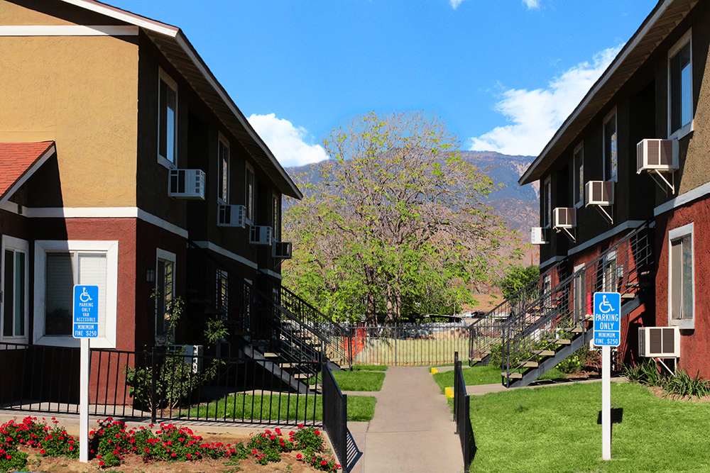 Take a tour today and see the community advantages for yourself at the Villa De La Rosa Apartments.